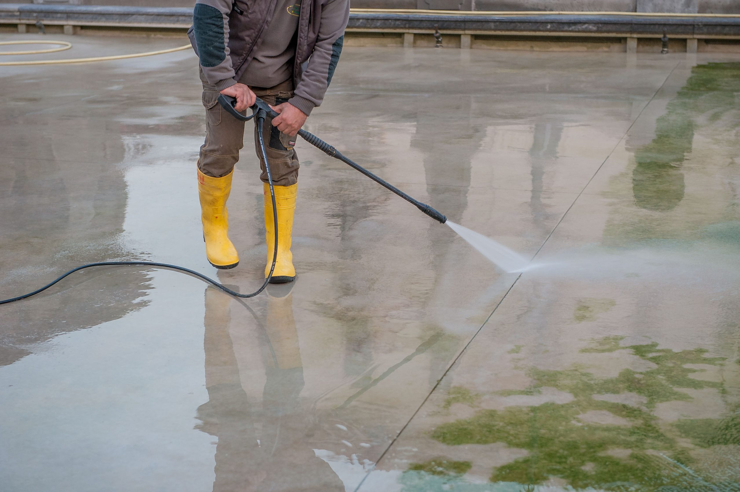 Worker assigned to the cleaning of urban areas Pressure Cleaning